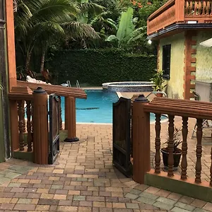 Hidden Oasis In Holiday home Mandeville